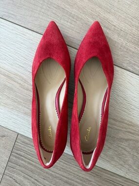 Clarks Red Suede Pointed-Toe heel